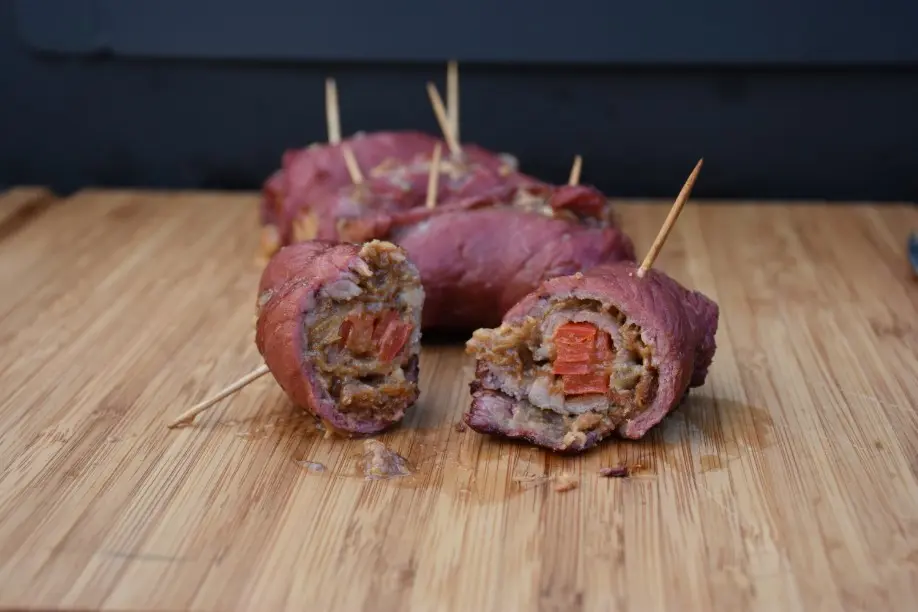 Roastbeef-Röllchen gefüllt mit Erdnußbutter Roastbeef-Röllchen gefüllt mit Erdnußbutter
