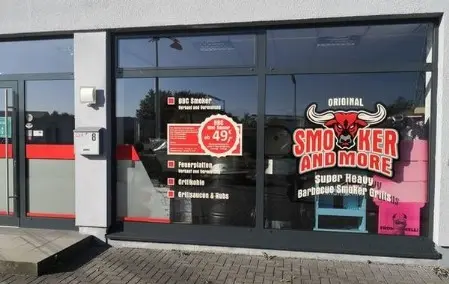 Hier sehen Sie ein Foto der Außenansicht des Ladengeschäftes von Smoker and More.